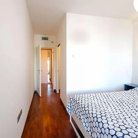 Cozy With Spacious Veranda Appartement Milaan